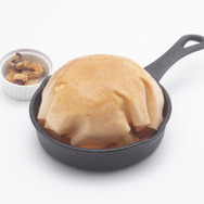 「メイドインアビス展～挑む者たちの軌跡～」コラボカフェ「カフェ・アドレス」成れ果て食堂限定商品（アラビアータ）～リコ玉孵り焼き付き～（C）つくしあきひと・竹書房／メイドインアビス「烈日の黄金郷」製作委員会