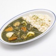 「メイドインアビス展～挑む者たちの軌跡～」コラボカフェ「カフェ・アドレス」クベキャサス(ほうれん草のカレー)～リコ玉孵り焼き付き～（C）つくしあきひと・竹書房／メイドインアビス「烈日の黄金郷」製作委員会