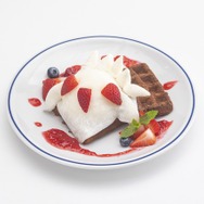 「メイドインアビス展～挑む者たちの軌跡～」コラボカフェ「カフェ・アドレス」ファプタのフロマージュベリーソースワッフル（C）つくしあきひと・竹書房／メイドインアビス「烈日の黄金郷」製作委員会