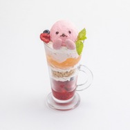 「メイドインアビス展～挑む者たちの軌跡～」コラボカフェ「カフェ・アドレス」マアアさんのパフェ（C）つくしあきひと・竹書房／メイドインアビス「烈日の黄金郷」製作委員会