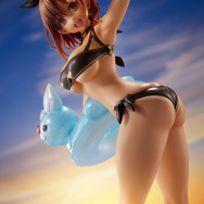 破壊力抜群な“日焼け跡”！褐色肌が眩しい「ライザ」黒水着フィギュア予約開始―魅力増す「ジュエルシール」も付属