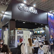 大人気ストリーマー関優太の「防音室」をヤマハブースで再現？―ミキサー・ヘッドセット展示の横でそびえるペットボトルの山【TGS2022】