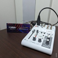 大人気ストリーマー関優太の「防音室」をヤマハブースで再現？―ミキサー・ヘッドセット展示の横でそびえるペットボトルの山【TGS2022】