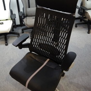 3年ぶりに進化した社会人ゲーマー向けゲーミングチェア！大手オフィス家具メーカー「イトーキ」のブースをレポート【TGS2022】