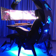 “ラスボスの椅子”と話題になった「サソリ型ゲーミングチェア」に新色が登場！圧倒的な機能を兼ね備え、お値段は約140万円