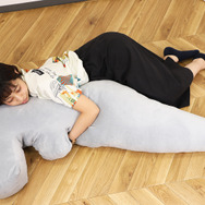 ウルトラセブンの「アイスラッガー」が特大クッション化!抱きついても切り裂かれない安心設計