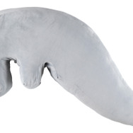 ウルトラセブンの「アイスラッガー」が特大クッション化!抱きついても切り裂かれない安心設計