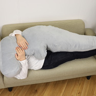 ウルトラセブンの「アイスラッガー」が特大クッション化!抱きついても切り裂かれない安心設計