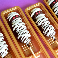 怖くてかわいい“呪いのミイラ団子”が、ハロウィン限定商品として登場!血に見立てた苺ソースがインパクト抜群