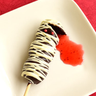 怖くてかわいい“呪いのミイラ団子”が、ハロウィン限定商品として登場!血に見立てた苺ソースがインパクト抜群