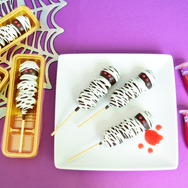 怖くてかわいい“呪いのミイラ団子”が、ハロウィン限定商品として登場!血に見立てた苺ソースがインパクト抜群