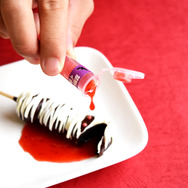 怖くてかわいい“呪いのミイラ団子”が、ハロウィン限定商品として登場!血に見立てた苺ソースがインパクト抜群