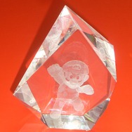 任天堂がマリオの3Dクリスタルガラスをプレゼント－海外の発売イベント