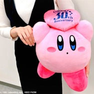 『星のカービィ』キュートなBIGぬいぐるみが登場!“30周年”ロゴ入りの「フレンズハート」が目印
