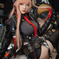 ラピ『NIKKE』ブース／モデル：@yuojaci 、撮影：乃木章（@Osefly）