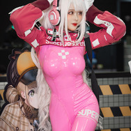 アリス『NIKKE』ブース／モデル：@DyangYi 、撮影：乃木章（@Osefly）