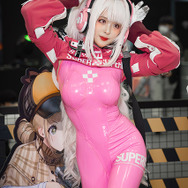 アリス『NIKKE』ブース／モデル：@DyangYi 、撮影：乃木章（@Osefly）