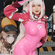 アリス『NIKKE』ブース／モデル：@DyangYi 、撮影：乃木章（@Osefly）