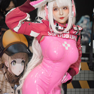 アリス『NIKKE』ブース／モデル：@DyangYi 、撮影：乃木章（@Osefly）