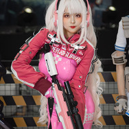 アリス『NIKKE』ブース／モデル：@DyangYi 、撮影：乃木章（@Osefly）