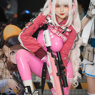 アリス『NIKKE』ブース／モデル：@DyangYi 、撮影：乃木章（@Osefly）