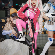 アリス『NIKKE』ブース／モデル：@DyangYi 、撮影：乃木章（@Osefly）