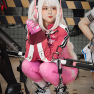 アリス『NIKKE』ブース／モデル：@DyangYi 、撮影：乃木章（@Osefly）