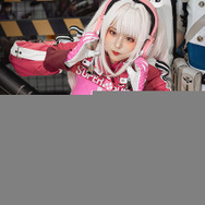 アリス『NIKKE』ブース／モデル：@DyangYi 、撮影：乃木章（@Osefly）