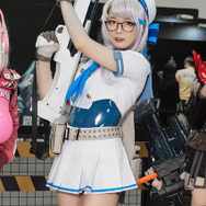 ネオン『NIKKE』ブース／モデル：@TUNA_yj0713 、撮影：乃木章（@Osefly）