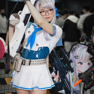 ネオン『NIKKE』ブース／モデル：@TUNA_yj0713 、撮影：乃木章（@Osefly）