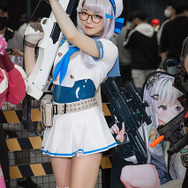 ネオン『NIKKE』ブース／モデル：@TUNA_yj0713 、撮影：乃木章（@Osefly）