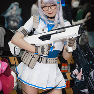 ネオン『NIKKE』ブース／モデル：@TUNA_yj0713 、撮影：乃木章（@Osefly）