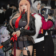 ラピ『NIKKE』ブース／モデル：@yuojaci 、撮影：乃木章（@Osefly）