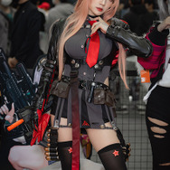 ラピ『NIKKE』ブース／モデル：@yuojaci 、撮影：乃木章（@Osefly）