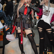 ラピ『NIKKE』ブース／モデル：@yuojaci 、撮影：乃木章（@Osefly）