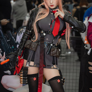 ラピ『NIKKE』ブース／モデル：@yuojaci 、撮影：乃木章（@Osefly）