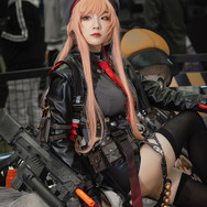 ラピ『NIKKE』ブース／モデル：@yuojaci 、撮影：乃木章（@Osefly）