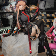 ラピ『NIKKE』ブース／モデル：@yuojaci 、撮影：乃木章（@Osefly）