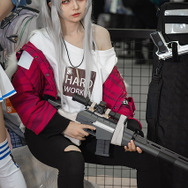 プリム『NIKKE』ブース／モデル：@Hatn_Yang 、撮影：乃木章（@Osefly）