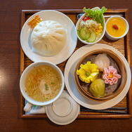 沖縄最大級のコスプレイベント「うるハロ2022」沖縄そばやBBQ、パフェ・・・人気レイヤーと食べ歩くグルメレポート