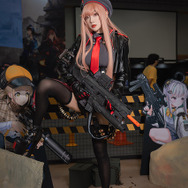 ラピ『NIKKE』ブース／モデル：AZA（@azamiyuko_cos ）、撮影：乃木章