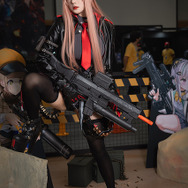 ラピ『NIKKE』ブース／モデル：AZA（@azamiyuko_cos ）、撮影：乃木章