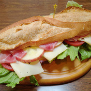 ハードコアゲーミング料理第8回『ポケモンSV』が遊びたい男のおしゃれサンドイッチと欲望ベーコンタワー【特集】