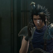 『FF7』ザックスが使う“ガラケー”に、懐かしさを感じるファンたち!そのモデルは、過去に発売された伝説の端末「クラウドブラック」