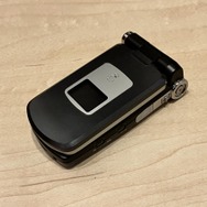 『FF7』ザックスが使う“ガラケー”に、懐かしさを感じるファンたち!そのモデルは、過去に発売された伝説の端末「クラウドブラック」