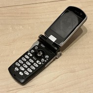 『FF7』ザックスが使う“ガラケー”に、懐かしさを感じるファンたち!そのモデルは、過去に発売された伝説の端末「クラウドブラック」