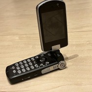 『FF7』ザックスが使う“ガラケー”に、懐かしさを感じるファンたち!そのモデルは、過去に発売された伝説の端末「クラウドブラック」