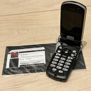 『FF7』ザックスが使う“ガラケー”に、懐かしさを感じるファンたち!そのモデルは、過去に発売された伝説の端末「クラウドブラック」