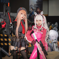 ラピ、アリス『勝利の女神:NIKKE』／AZA（Twitter：@azamiyuko_cos）DyangYi（Twitter：@DyangYi）、撮影：乃木章