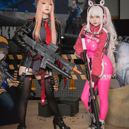 ラピ、アリス『勝利の女神:NIKKE』／AZA（Twitter：@azamiyuko_cos）DyangYi（Twitter：@DyangYi）、撮影：乃木章